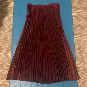Banana Republic SILKY PLEATED MIDI SKIRT size:4 color: bright wine